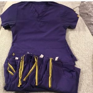 Wonder wink scrubs set of 4